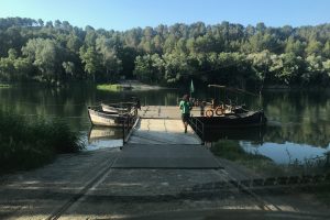 Cruzar el rio Ebro en barcaza